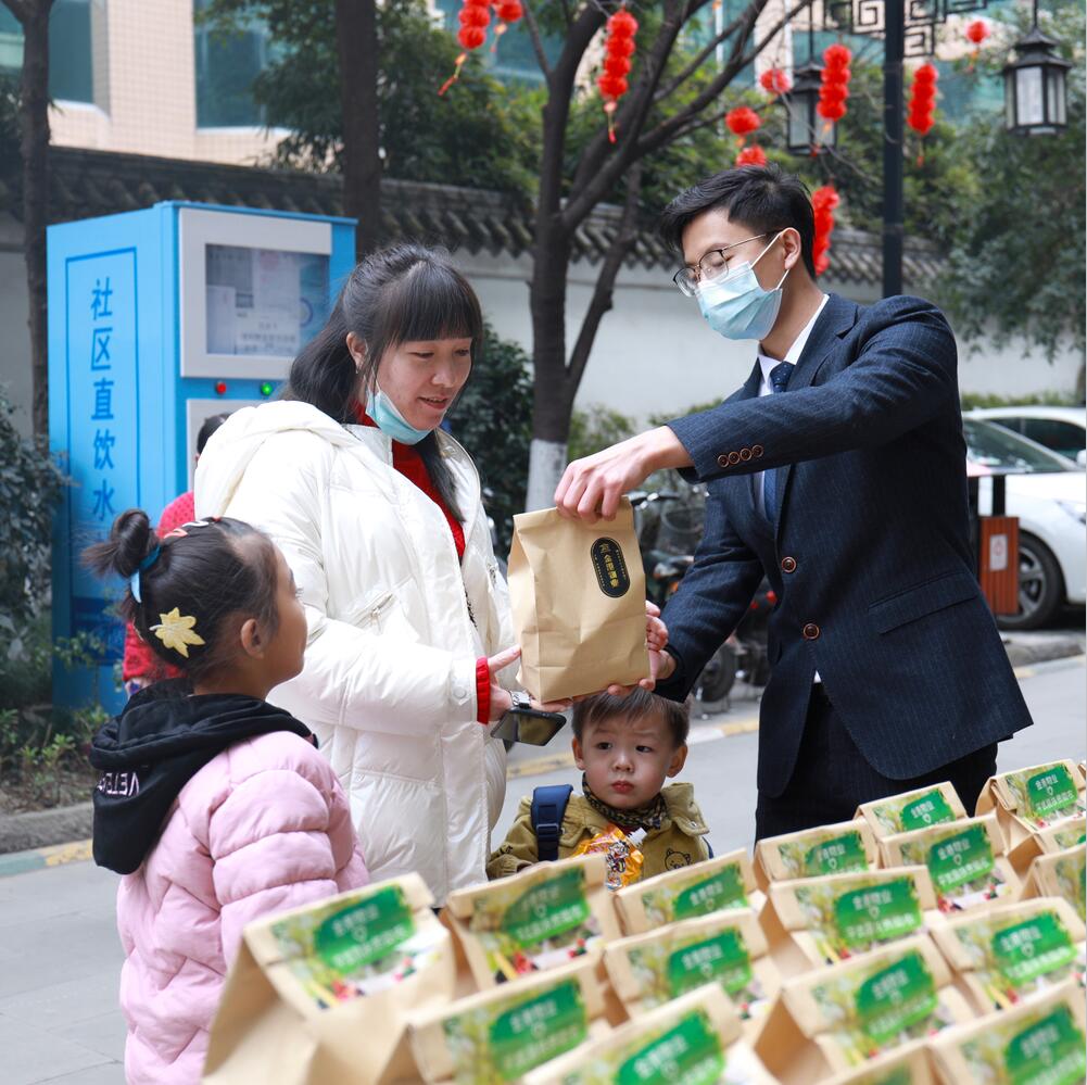 小金同學送溫暖，扶貧助農靠大家